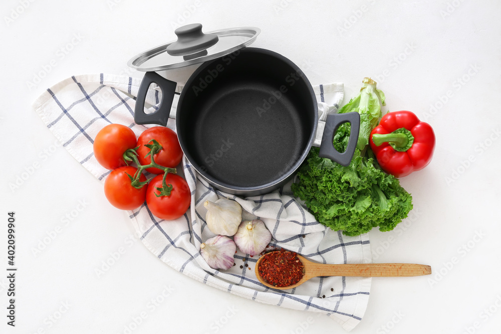 白底蔬菜和烹饪锅的组合