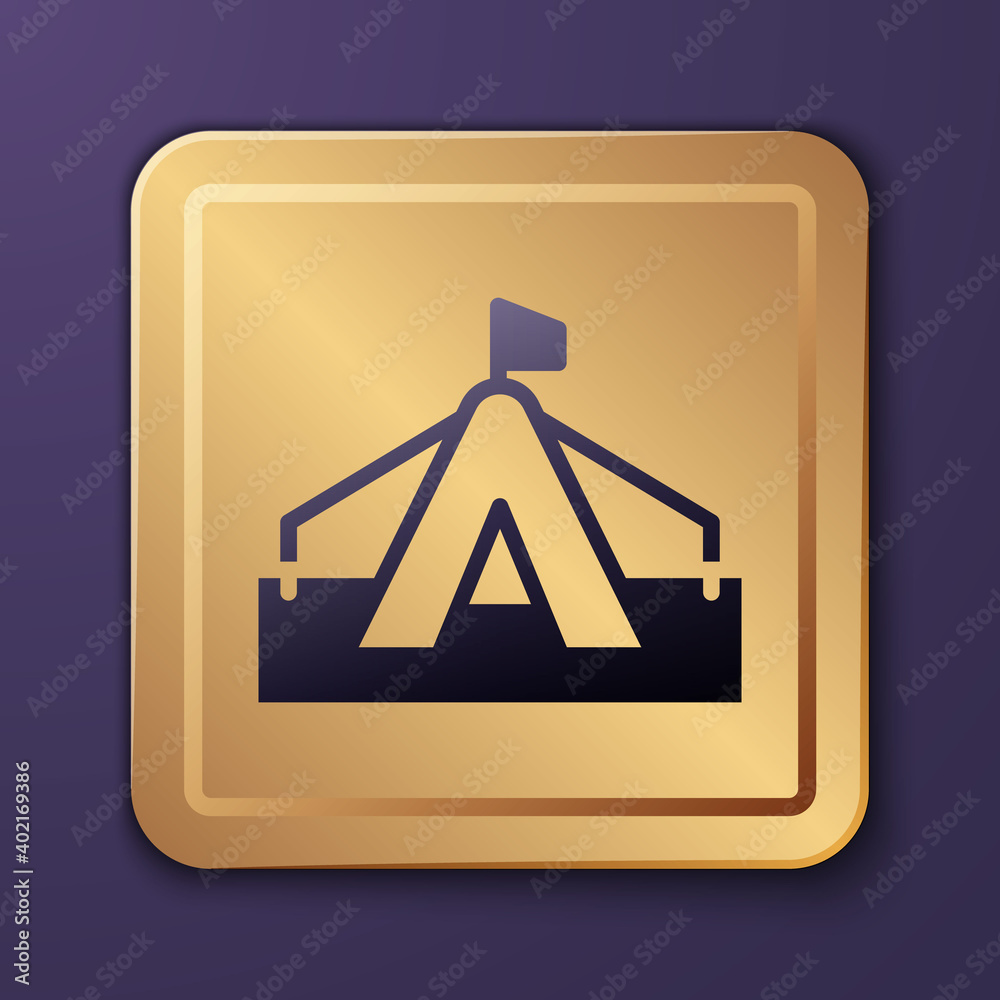 紫色旅游帐篷图标隔离在紫色背景上。露营符号。金色方形按钮。矢量。