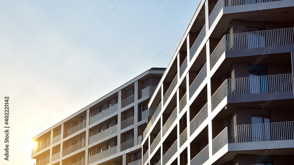 公寓住宅、家庭外立面建筑和室外设施。阳台上的蓝天