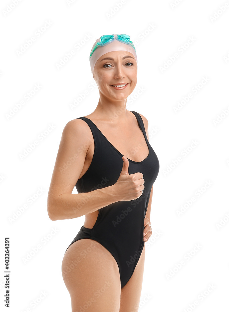 女游泳运动员在白色背景上竖起大拇指