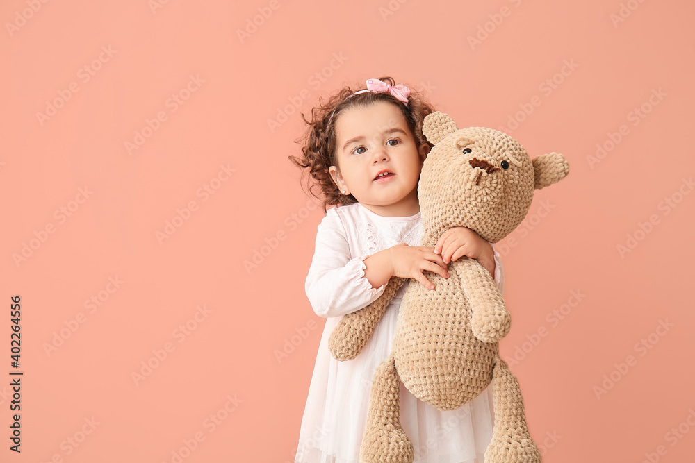 彩色背景上有泰迪熊的可爱女婴