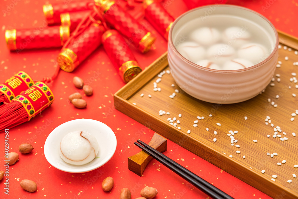 元宵节的中国传统食物：红底花生饺子