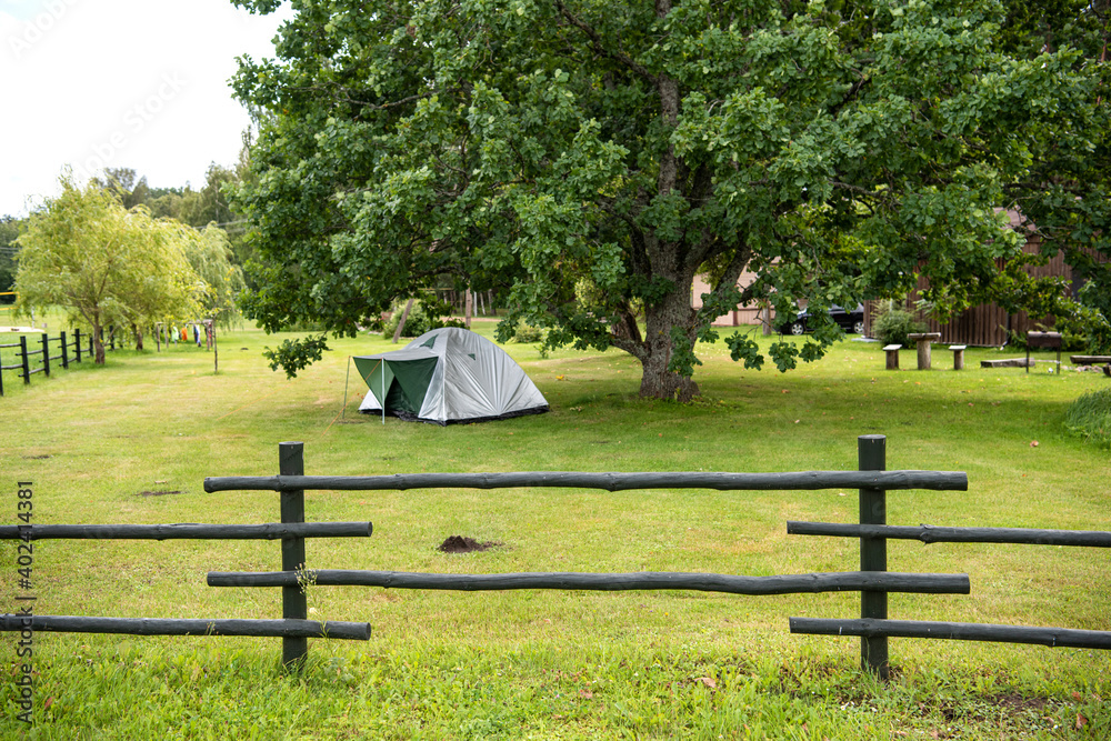 森林营地的旅游帐篷