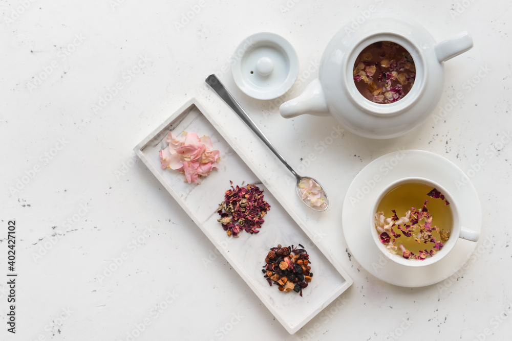 浅色背景的干花、茶壶和花茶杯