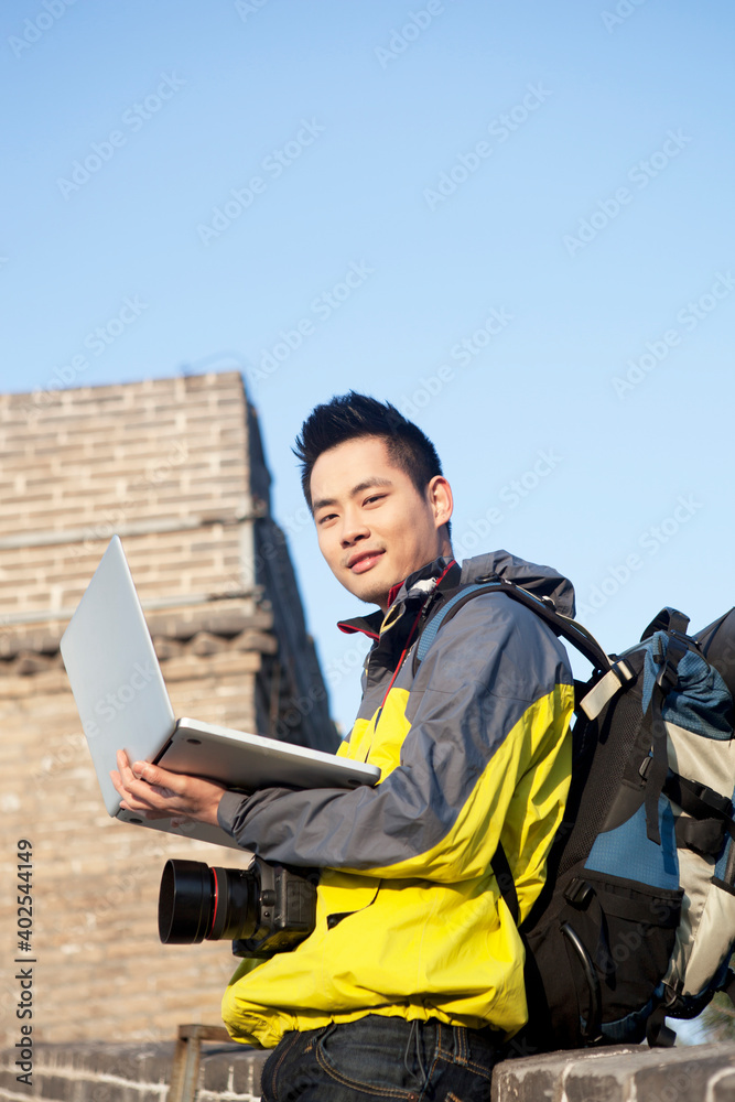 长城旅游中的年轻人电脑