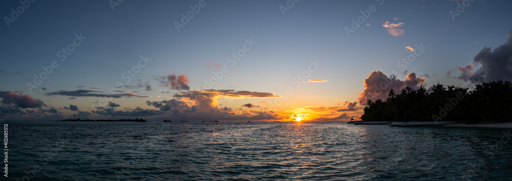 海洋上戏剧性的马尔代夫日落，地平线上有积雨云，轮廓清晰