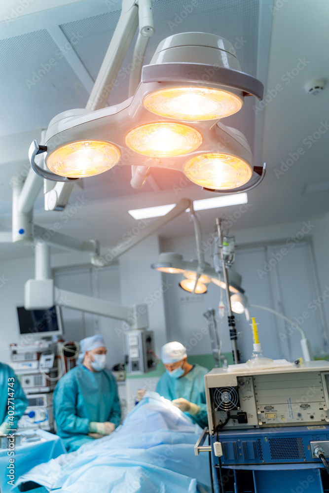 手术室的医用灯。最新诊所的现代手术设备。现代室内