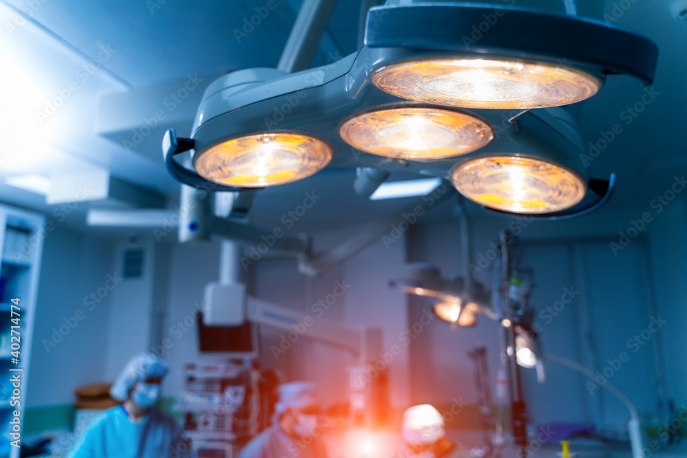 手术室里有四盏灯的手术灯。最新诊所的现代手术设备。