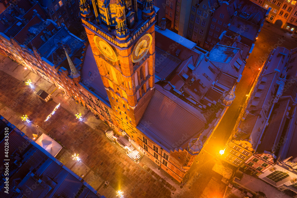 波兰格但斯克市黎明时分的老市政厅鸟瞰图