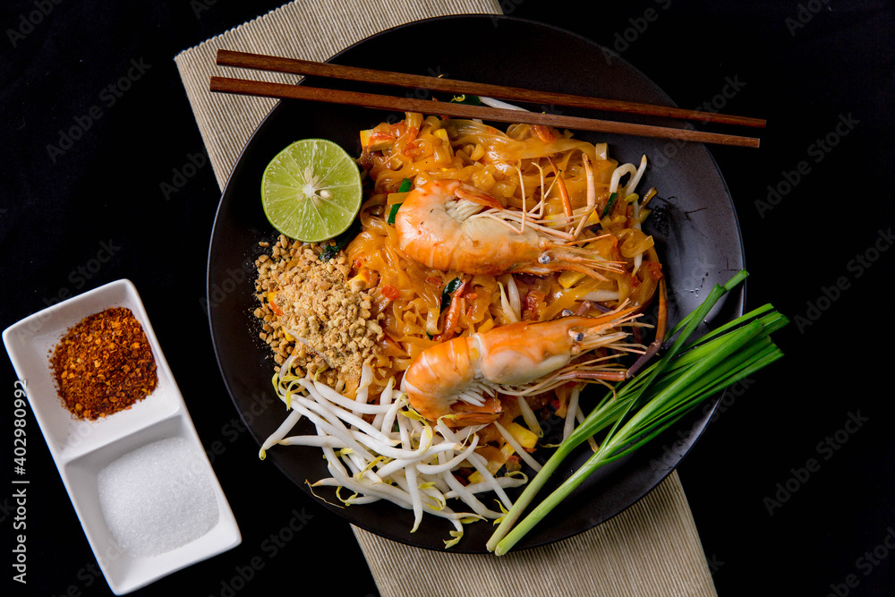 Udon Pad Thai配深色背景虾，俯视亚洲风格食物复制空间