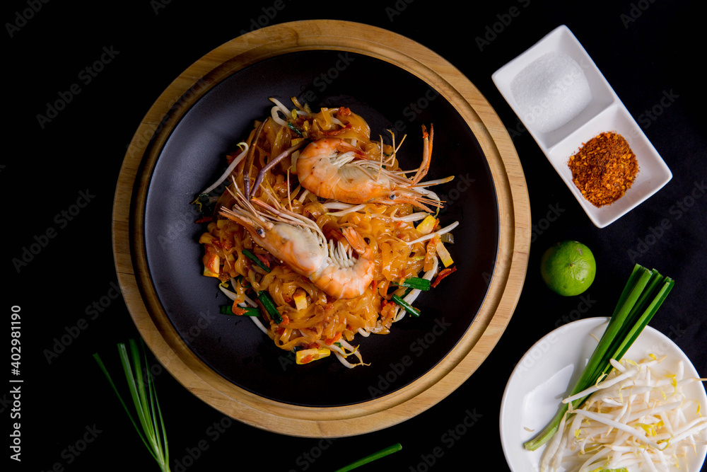 乌冬泰国菜配深色背景的虾，俯视亚洲风格美食复制空间