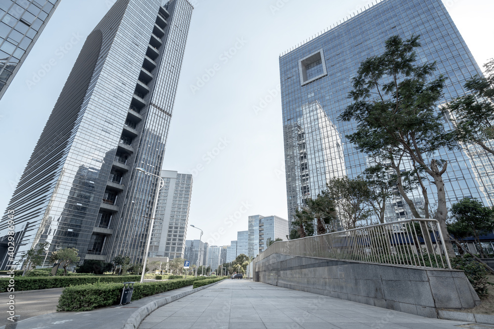 中国福建省厦门中央商务区广场和现代摩天大楼。