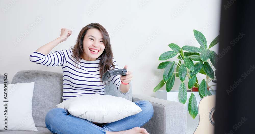 女人玩电子游戏