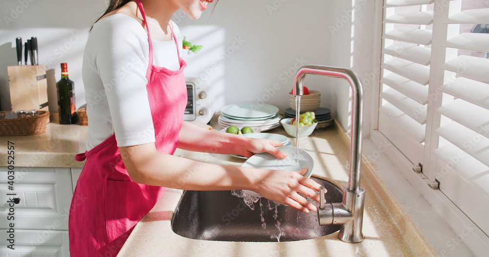 亚洲家庭主妇洗碗