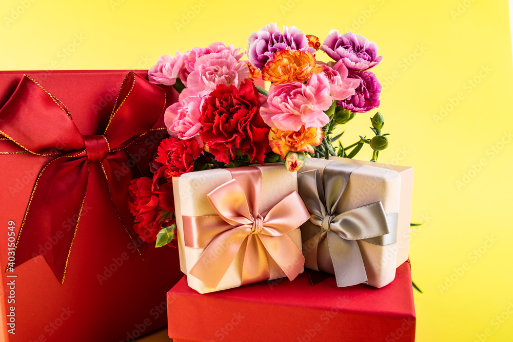 精致礼盒和康乃馨花