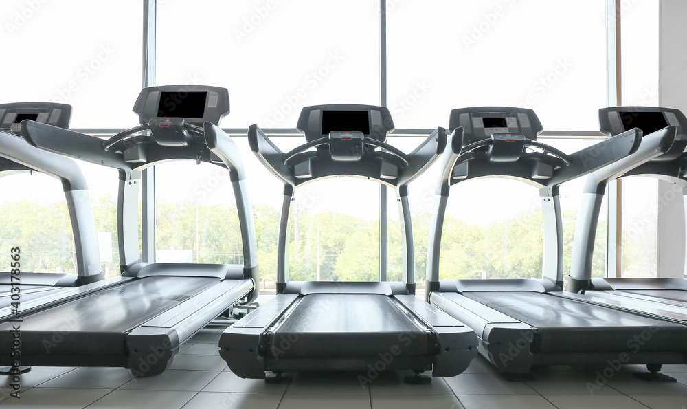 带跑步机的现代健身房内部