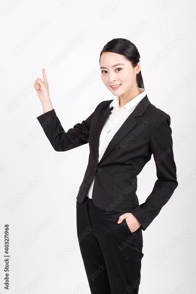 一个穿着西装的年轻商业女性