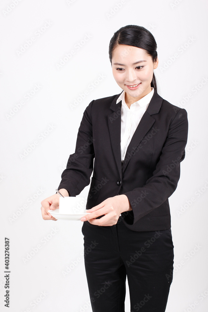 一个拿着咖啡杯的商务女性
