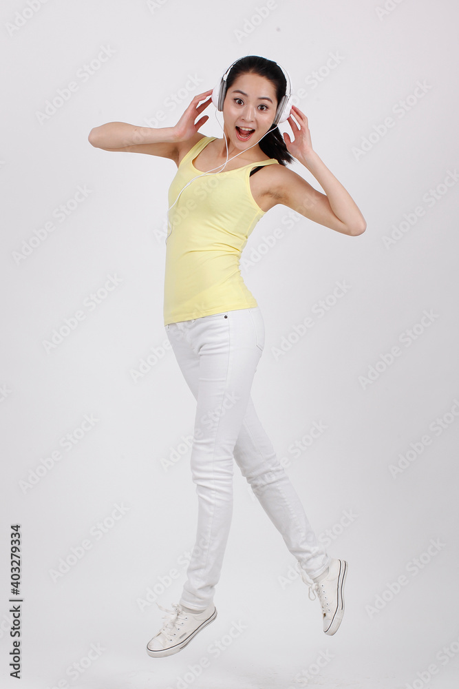 一位戴着耳机听音乐的年轻女士