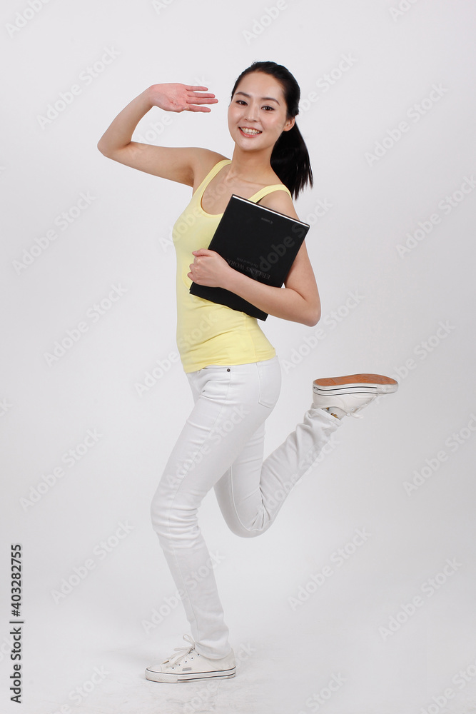 一位年轻的美女拿着一本书