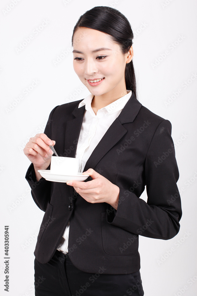 一个拿着咖啡杯的女商人