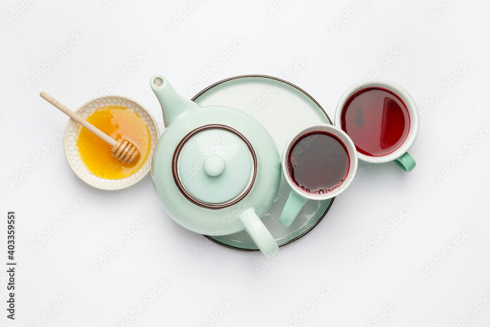 白底茶壶、茶杯和蜂蜜组成