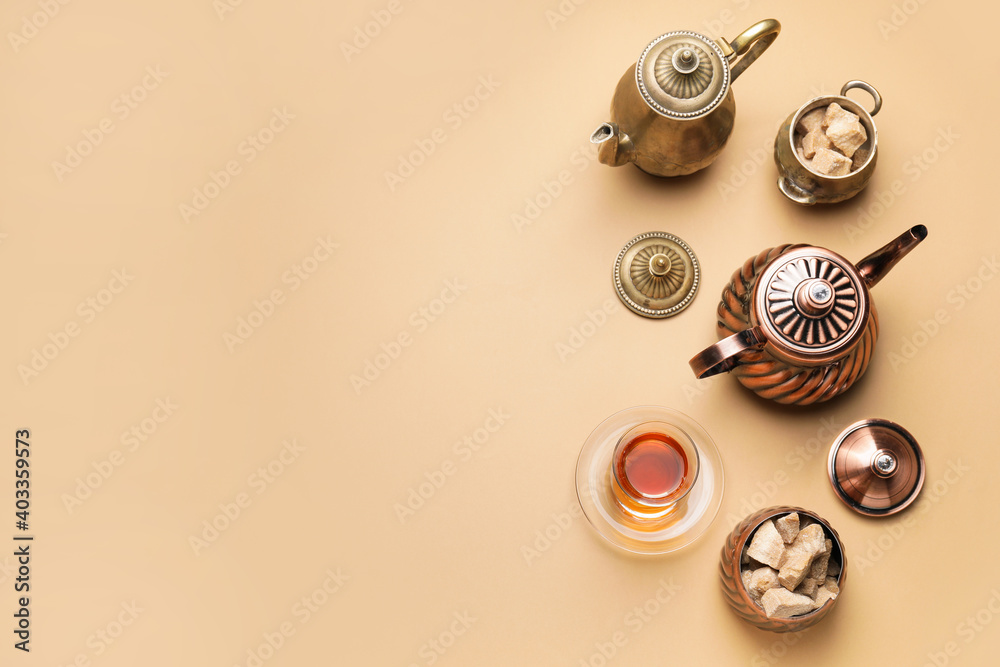 彩色背景上的茶壶和一杯茶组成