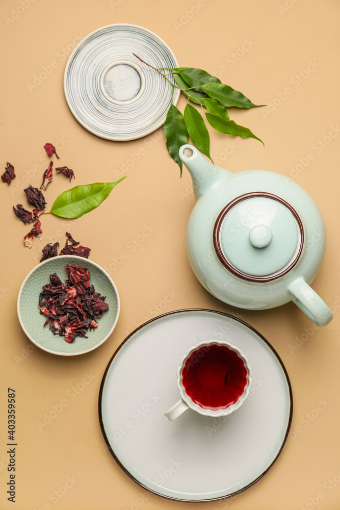 以茶壶和一杯芙蓉茶为背景的构图