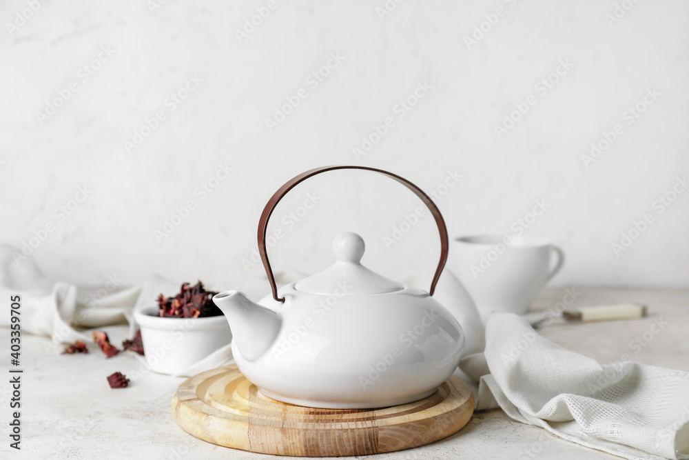 餐桌上的茶壶和干茶叶