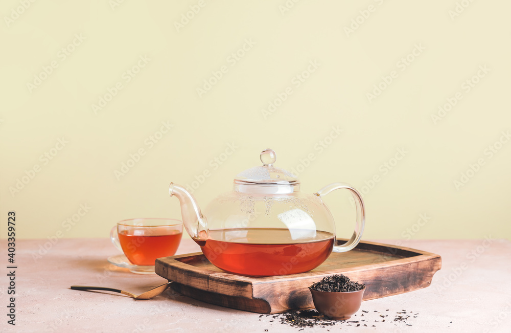 桌上的玻璃茶壶和一杯茶