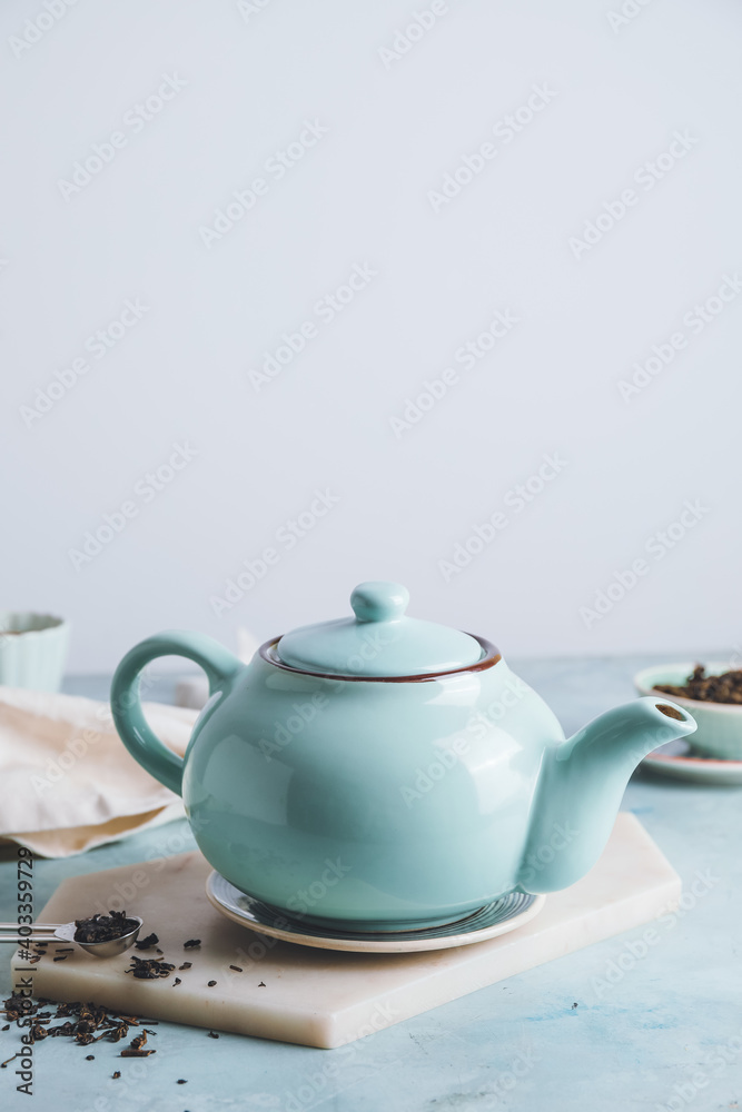 餐桌上的茶壶和干茶叶