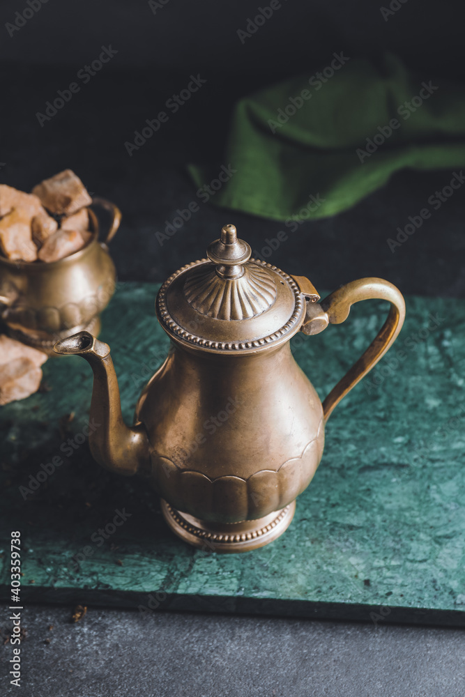 桌上一壶美味的土耳其茶