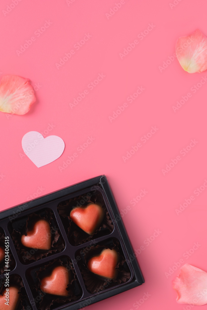 情人节设计概念背景，粉色花瓣和礼盒。
