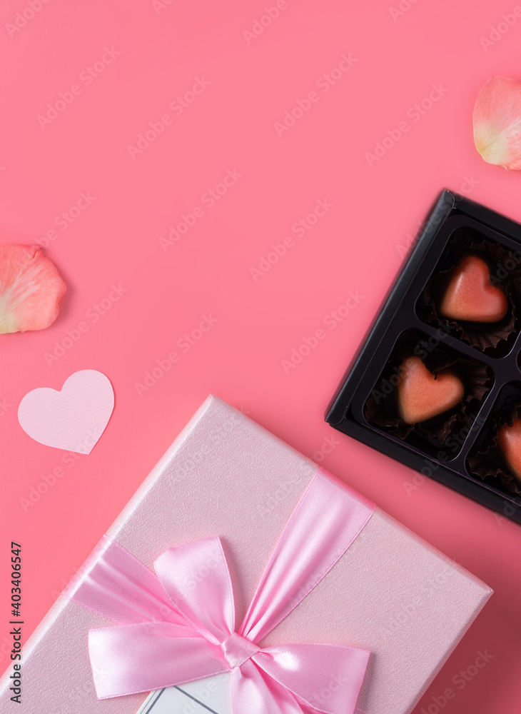 情人节设计理念背景为粉色花瓣和礼盒。