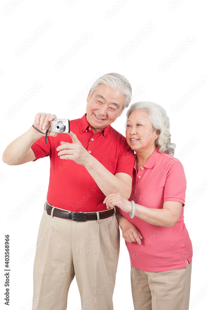 这对幸福的老夫妇用相机拍了照片