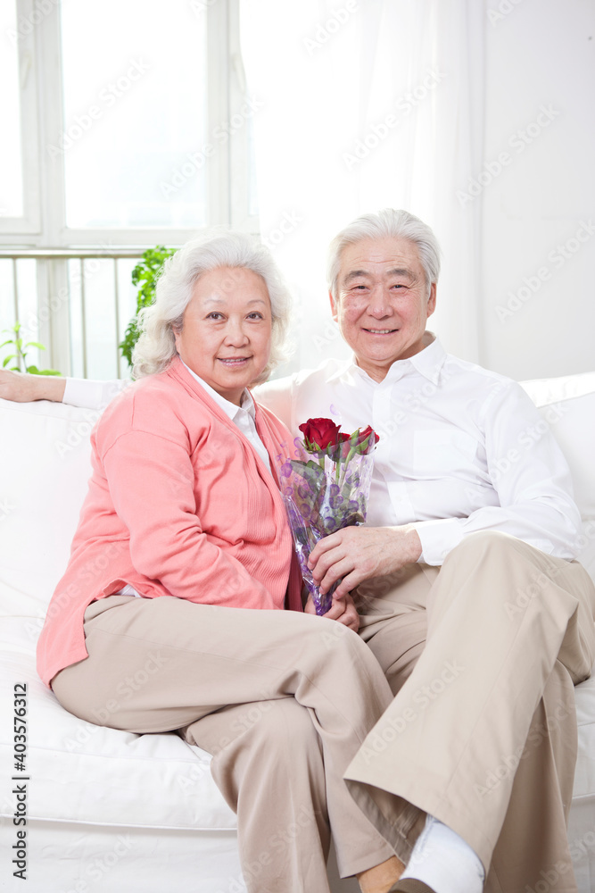老年夫妇手捧一束玫瑰