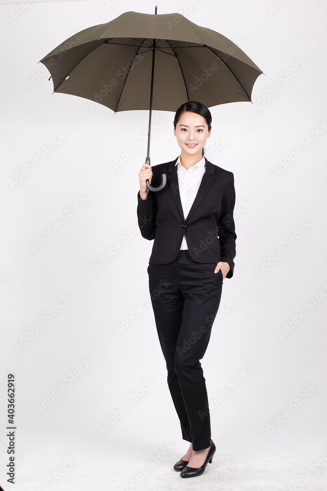 一位年轻的商务女性撑着伞