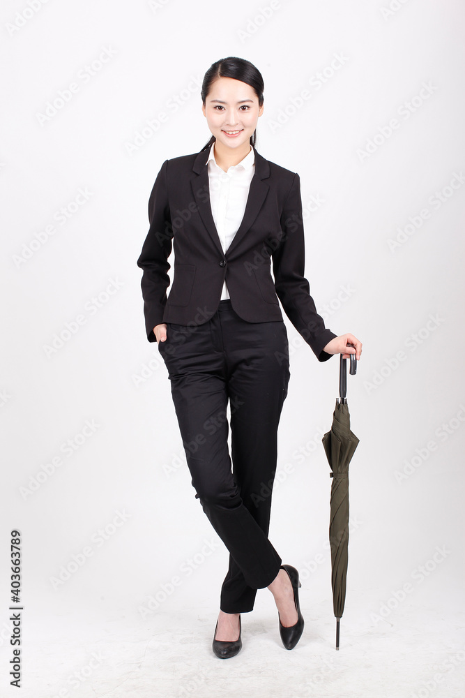 一位年轻的商务女性撑着伞