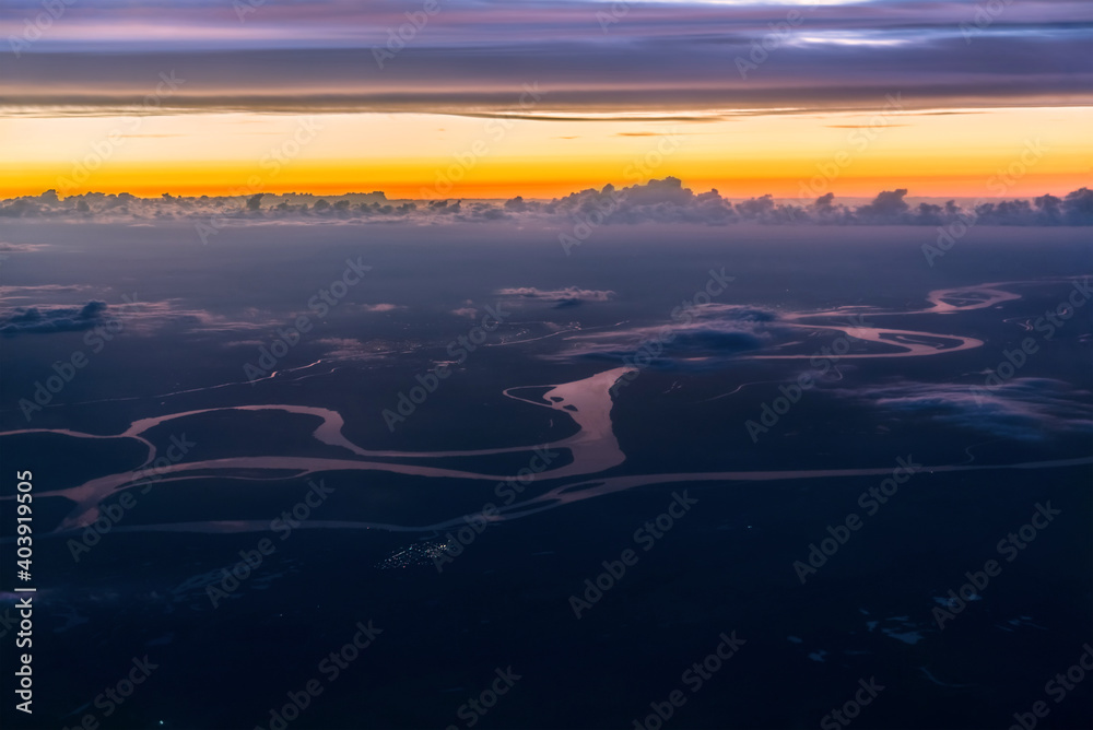 阿根廷布宜诺斯艾利斯附近巴拉那河三角洲上空的日落