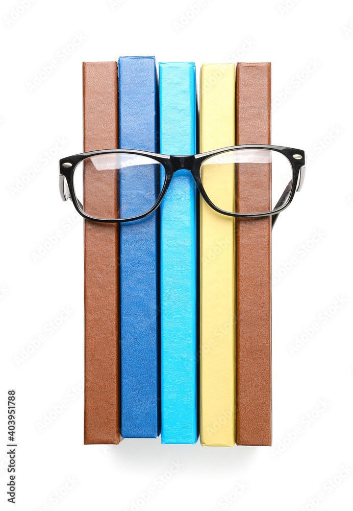 白底眼镜和书