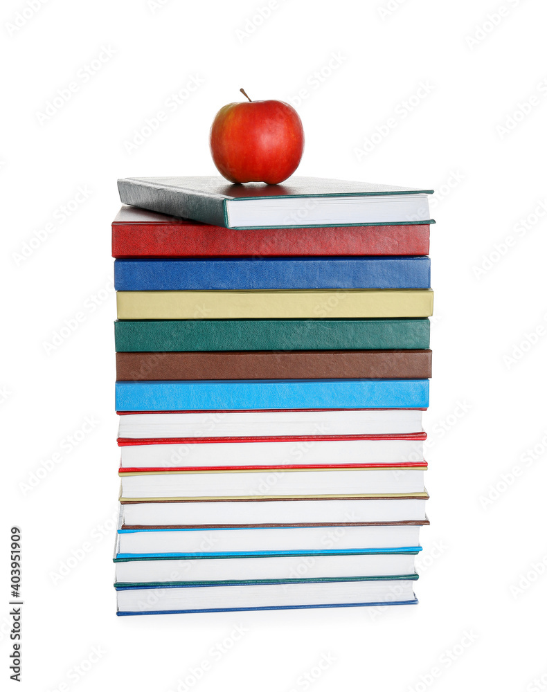 白色背景下的一叠书和苹果