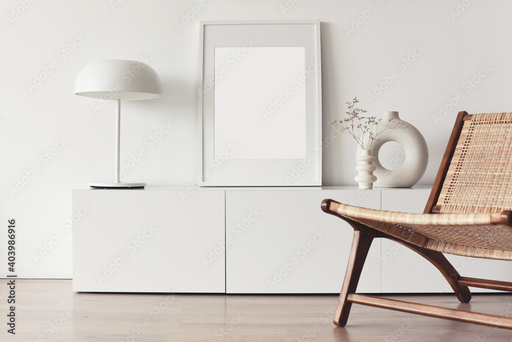 白色墙上的空白相框模型。白色客厅设计。现代斯堪的纳维亚风格的视图