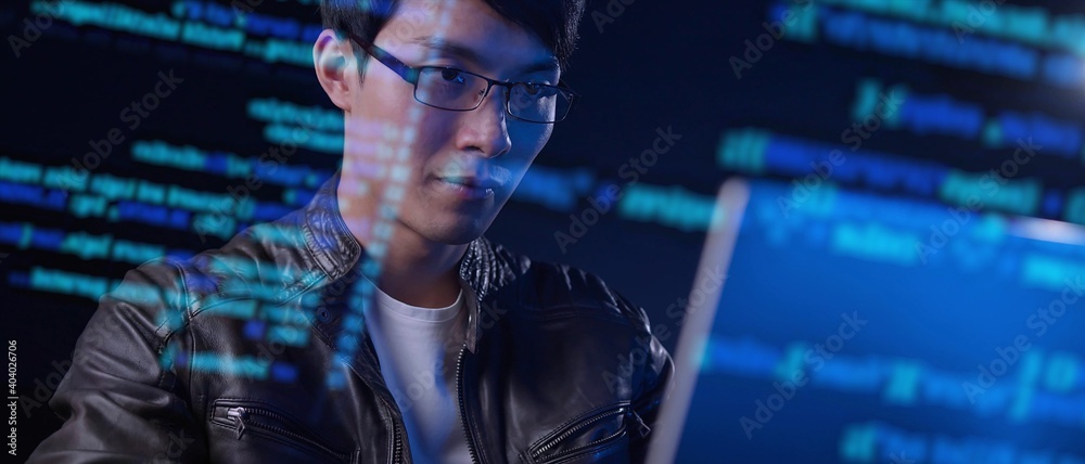 亚洲男子使用未来计算机网络安全代码预览，计算机工程师项目