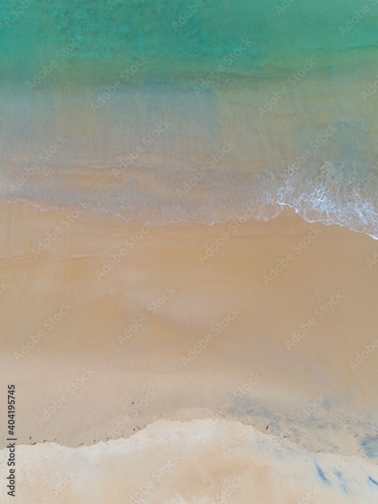 俯瞰美丽的海洋夏季或海滩和热带海洋背景，柔软的绿松石oce