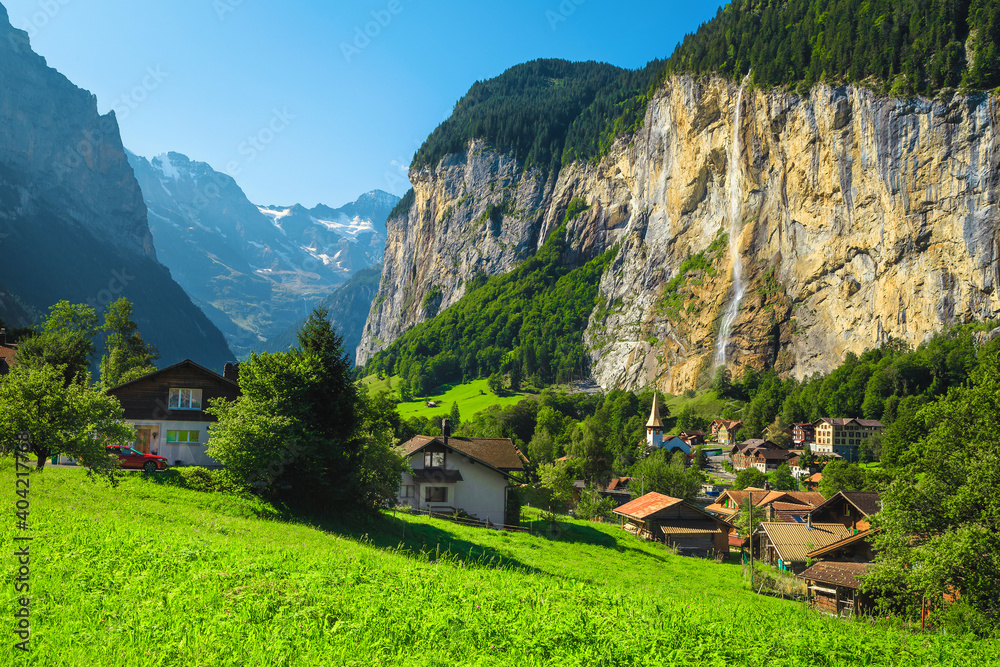 壮观的Lauterbrunnen山谷和高瀑布度假胜地，瑞士