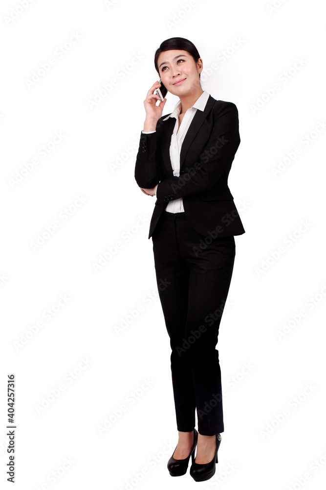 一个使用手机的商务女性