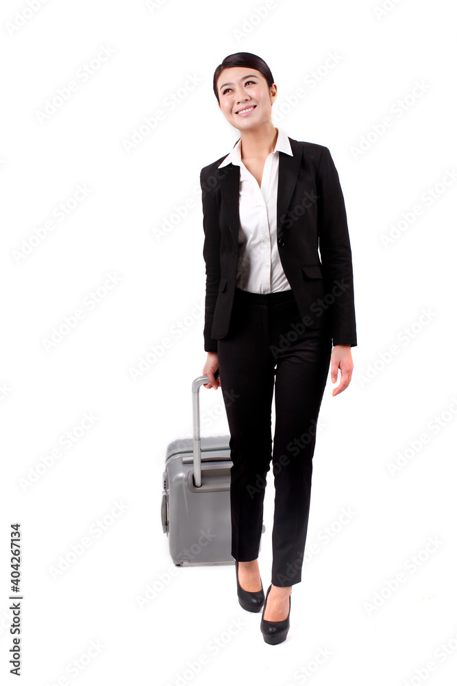 一个年轻的女商人拉着行李箱