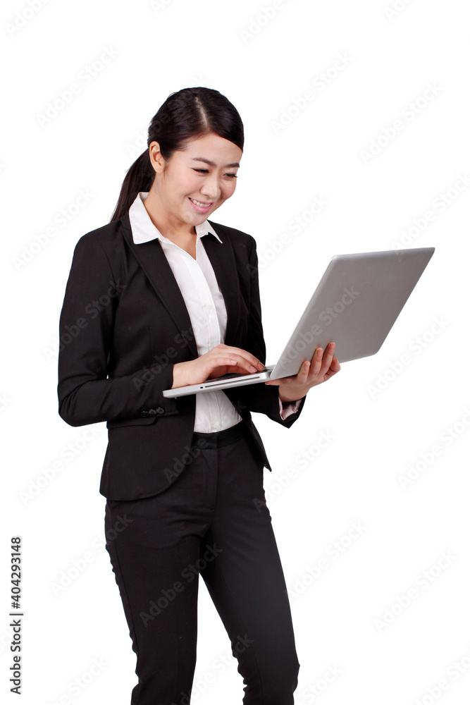 一个拿着笔记本电脑的年轻商业女性