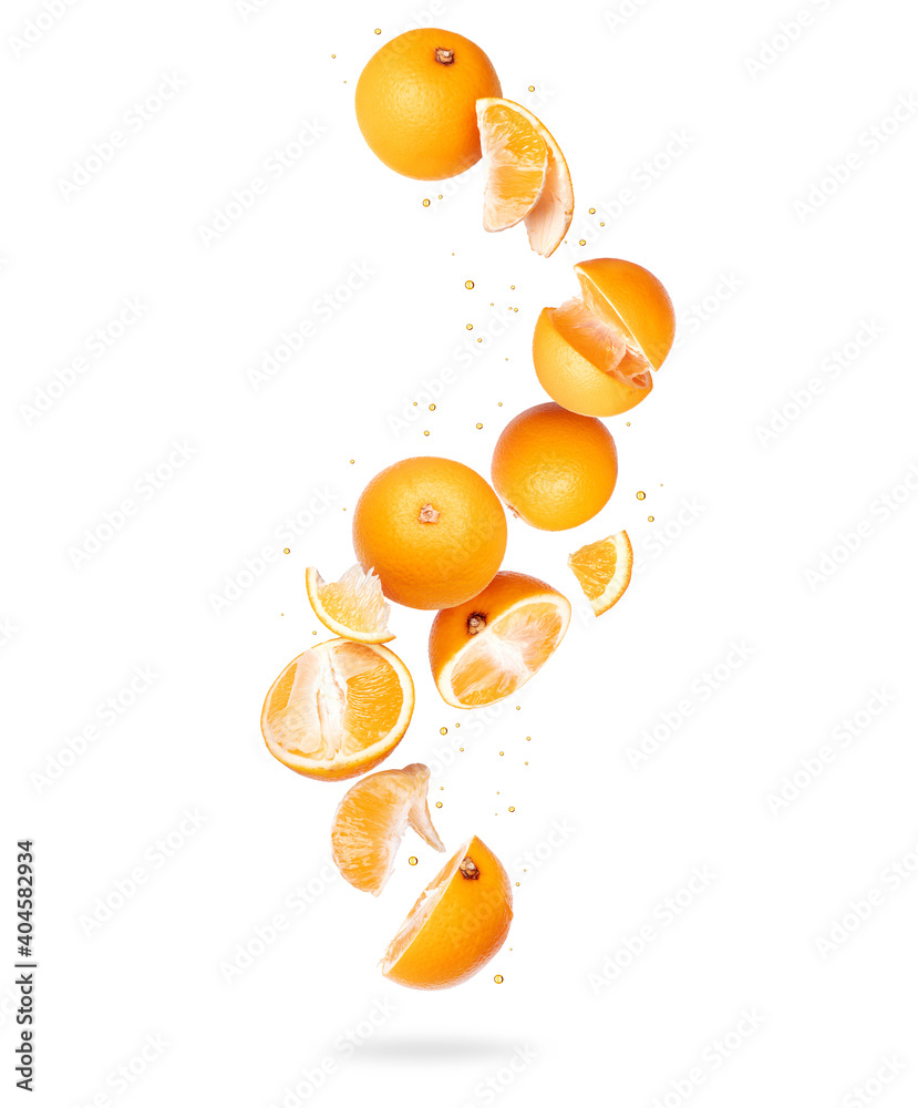 白色背景下，空气中的新鲜橙子整片