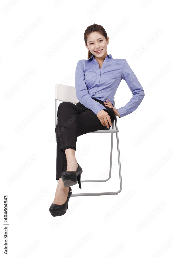 坐在椅子上的商务女性